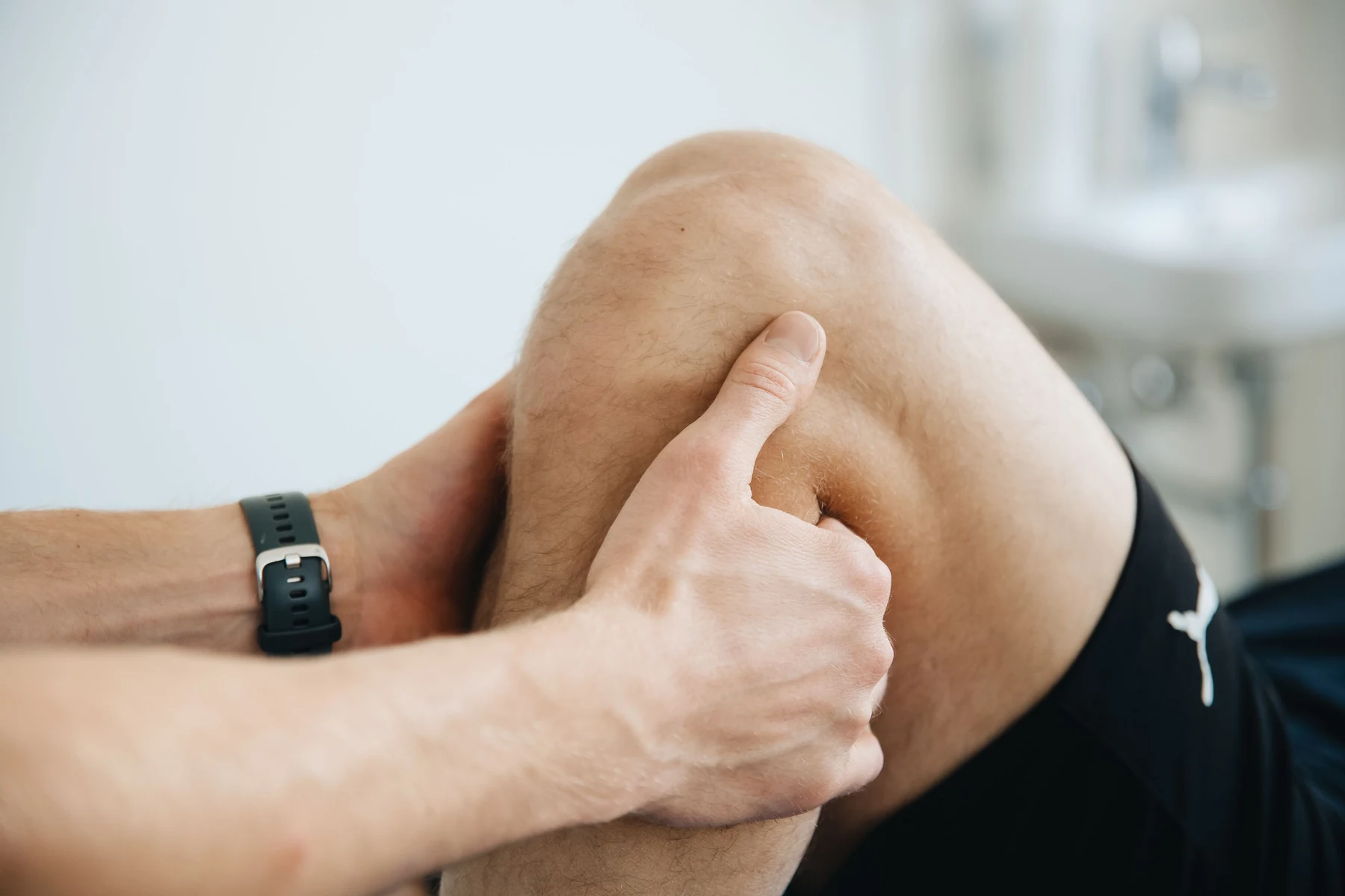 Physiotherapy treatment focused on knee mobility and rehabilitation